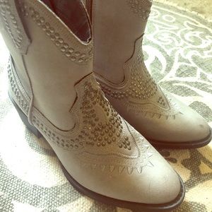 Cute grey boots, new!